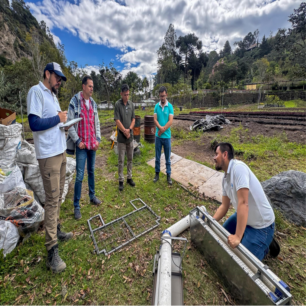 Personal técnico de Plastigama Wavin e integrantes del equipo de Ichthion durante el taller de sostenibilidad.